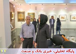 بازدید سیراک ملکنیان نقاش برجسته کشور از موزه بانک سپه و امضای تابلوی خود